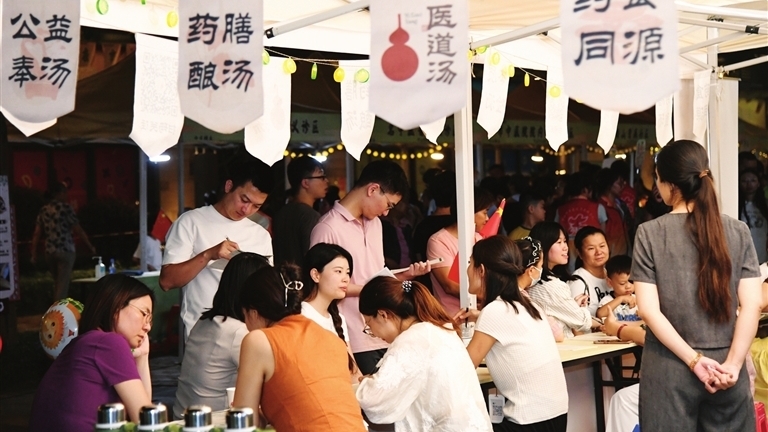 中山市中医药夜市接地气很实用！市民游客体验“健康养生之旅”