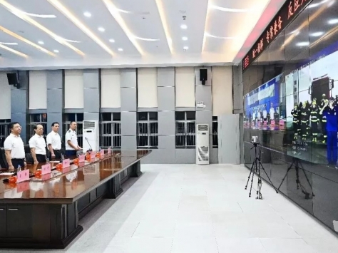 郭文海慰问假期值班备勤的公安民警和消防救援队伍