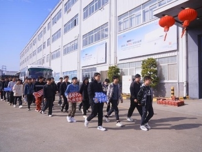 今年中山首趟返岗“抢才”专车回来了
