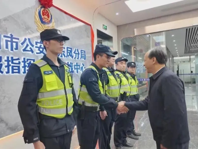 郭文海除夕夜检查节日值班值守工作，向一线公安干警致以新春问候和美好祝福！
