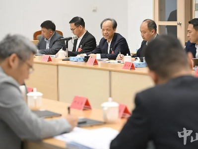 郭文海参加市十六届人大五次会议小榄代表团分组讨论