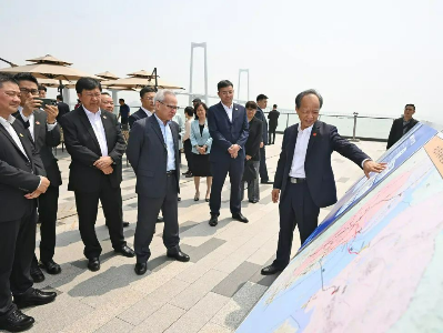 郭文海会见澳门特别行政区行政长官岑浩辉