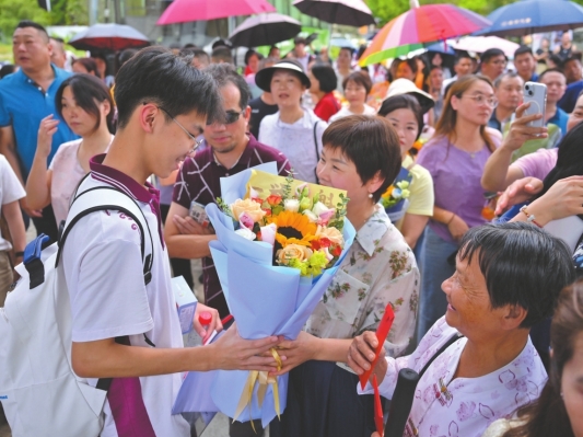  中山逾2万名考生完成高考，家长们温情守望赠花相拥