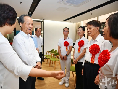 郭文海“七一”前夕走访慰问党员代表并致节日问候