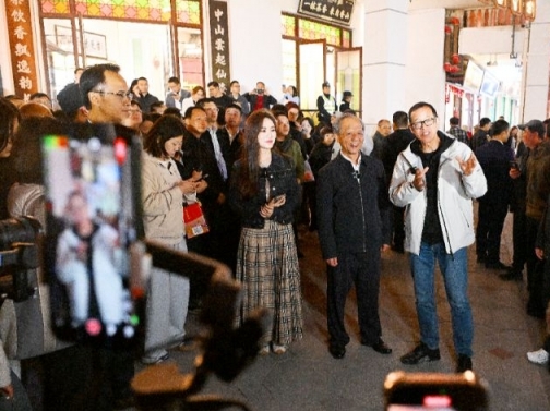 郭文海通过东方甄选平台即兴推介中山：“欢迎全国朋友走进中山，感受中山人民的热情！”