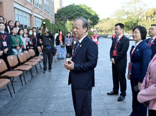 郭文海尹念红会见市红十字会会员代表