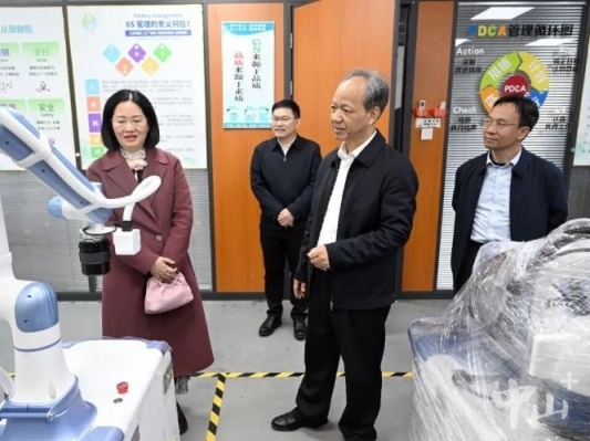  郭文海慰问老党员和高层次人才代表并调研企业