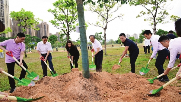 郭文海尹念红参加义务植树活动：持续绿化美化一河两岸 打造高品质水岸会客厅