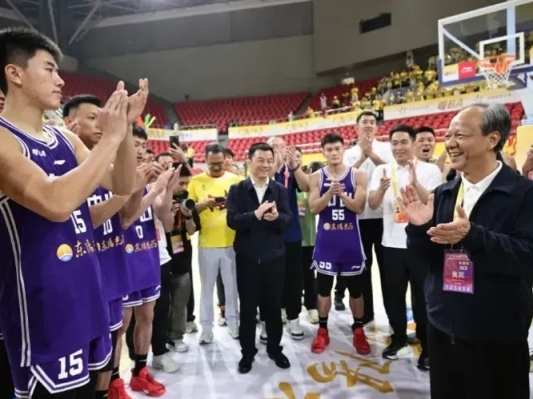 郭文海尹念红慰问粤BA中山队球员和拉拉队员：“永不言弃，爱拼就能赢！”