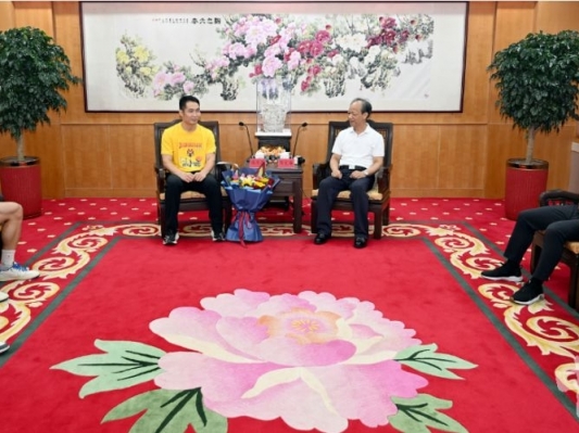 郭文海尹念红会见粤BA中山队队员：“永不言弃，拼到最后就是英雄！”