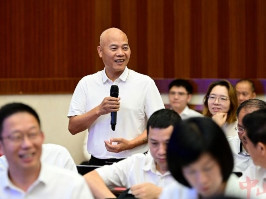 特写丨全市经济分析会以签约仪式“开场”！镜头聚焦企业家