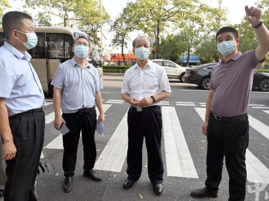  郭文海到东区街道督导检查蚊媒传染病防控工作：动员群众深入开展爱国卫生运动