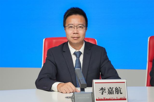 石岐街道党工委副书记、办事处主任 李嘉航。胡超超 摄.jpg
