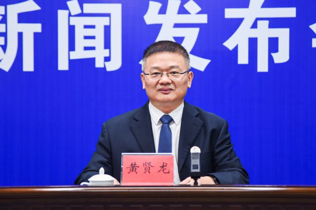 古镇镇党委副书记、镇长黄贤龙.jpg